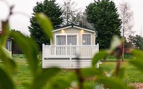 Yew Tree Lodge With Hot Tub